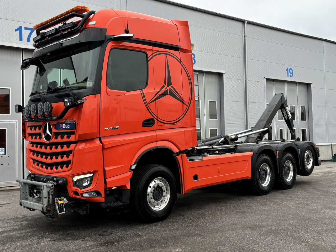 Tridemväxlare Mercedes-Benz Arocs 3758 -2023 | JOAB L24 | Plogutrustad - شاحنة ذات الخطاف: صور 1 Tridemväxlare Mercedes-Benz Arocs 3758 -2023 | JOAB L24 | Plogutrustad - شاحنة ذات الخطاف: صور 1