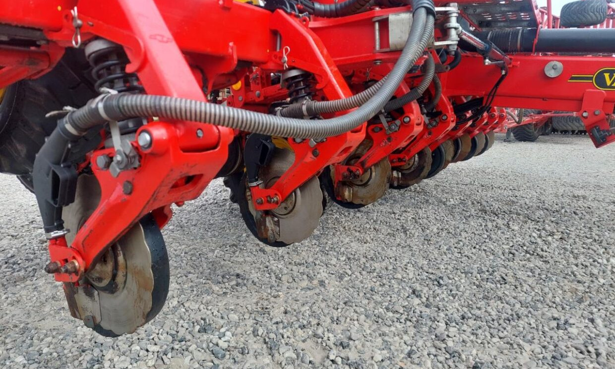 وضع البذور فى خطوط Väderstad Tempo 8 F med E-service: صور 11 وضع البذور فى خطوط Väderstad Tempo 8 F med E-service: صور 11