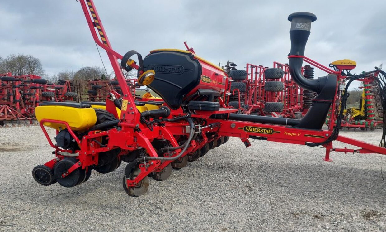 وضع البذور فى خطوط Väderstad Tempo 8 F med E-service: صور 8 وضع البذور فى خطوط Väderstad Tempo 8 F med E-service: صور 8