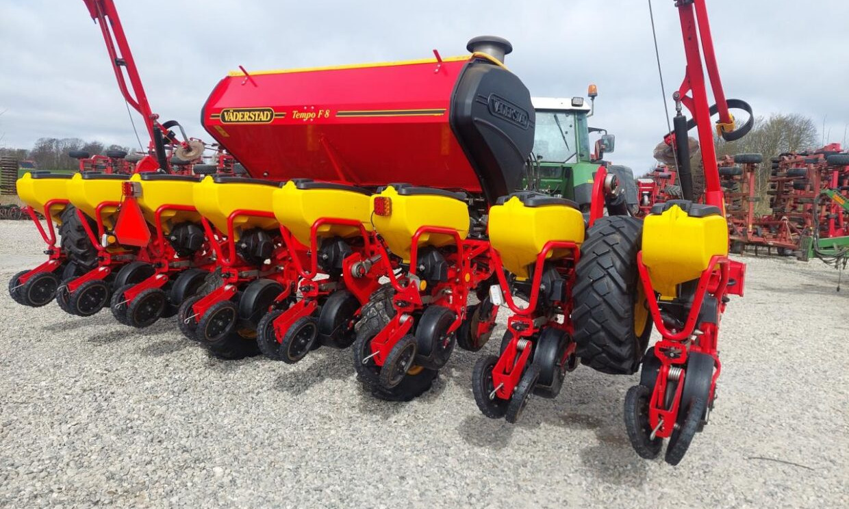 وضع البذور فى خطوط Väderstad Tempo 8 F med E-service: صور 10 وضع البذور فى خطوط Väderstad Tempo 8 F med E-service: صور 10