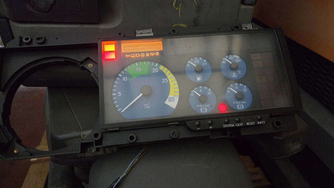 MERCEDES INSTRUMENT PANEL ATEGO A0004464521 - لوحة القيادة: صور 1 MERCEDES INSTRUMENT PANEL ATEGO A0004464521 - لوحة القيادة: صور 1