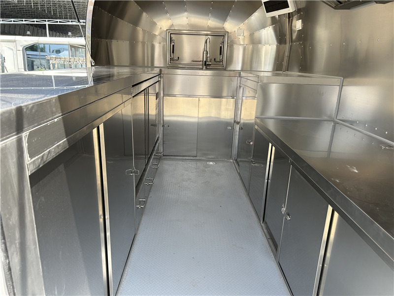 عربة الطعام لنقل الطعام Small Food Trailer Crepes, Gelato & More | European Street Food Truck: صور 10 عربة الطعام لنقل الطعام Small Food Trailer Crepes, Gelato & More | European Street Food Truck: صور 10