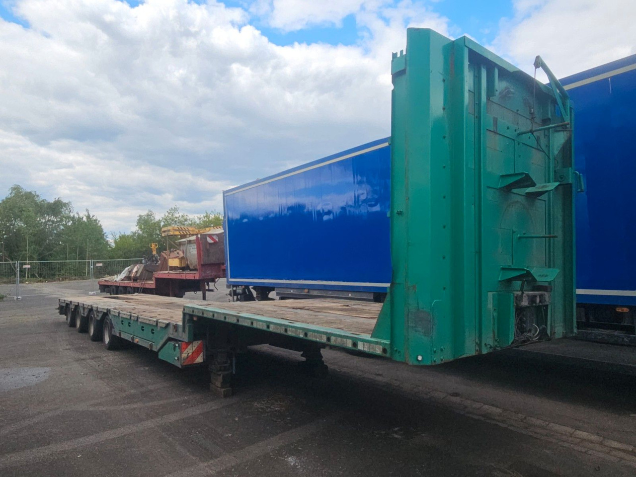 Meusburger MPG-4 Tieflader mit Radmulden 39.5t - عربة مسطحة منخفضة نصف مقطورة: صور 1 Meusburger MPG-4 Tieflader mit Radmulden 39.5t - عربة مسطحة منخفضة نصف مقطورة: صور 1