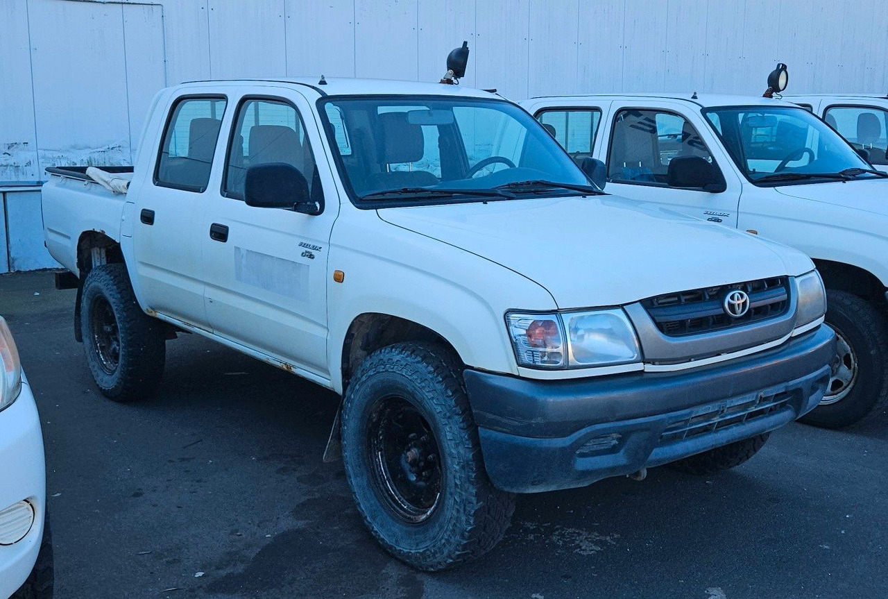 Toyota Hilux Double Cab 4x4 - سيارة دفع رباعي: صور 1 Toyota Hilux Double Cab 4x4 - سيارة دفع رباعي: صور 1