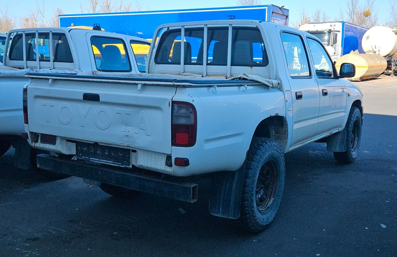 Toyota Hilux Double Cab 4x4 - سيارة دفع رباعي: صور 3 Toyota Hilux Double Cab 4x4 - سيارة دفع رباعي: صور 3
