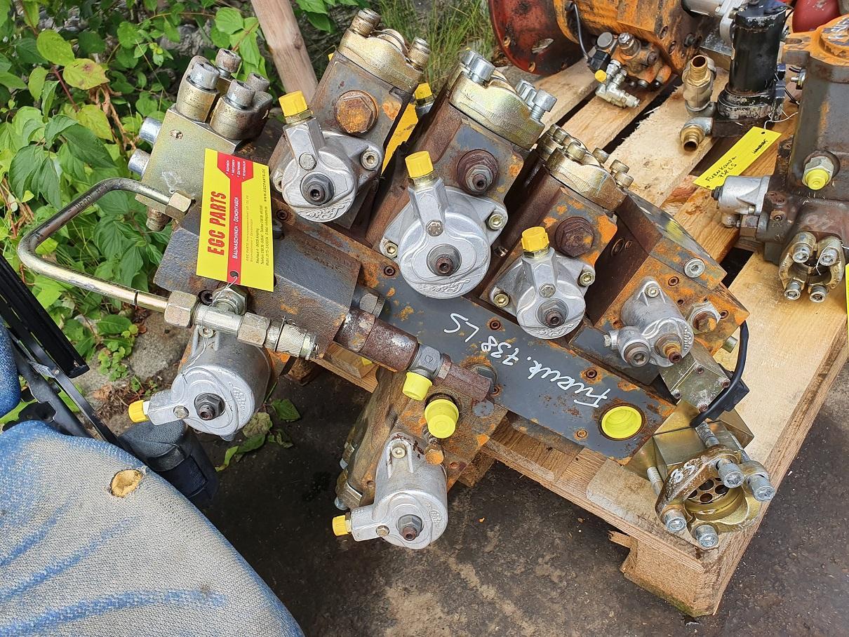 Furukawa 738 LS - صمام هيدروليكي - آلات البناء: صور 3 Furukawa 738 LS - صمام هيدروليكي - آلات البناء: صور 3