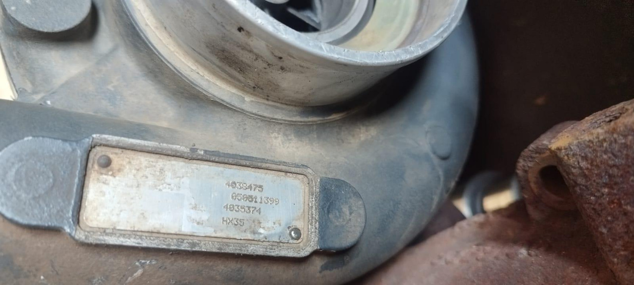 المحرك - آلات البناء Komatsu SAA6D102E-2: صور 6