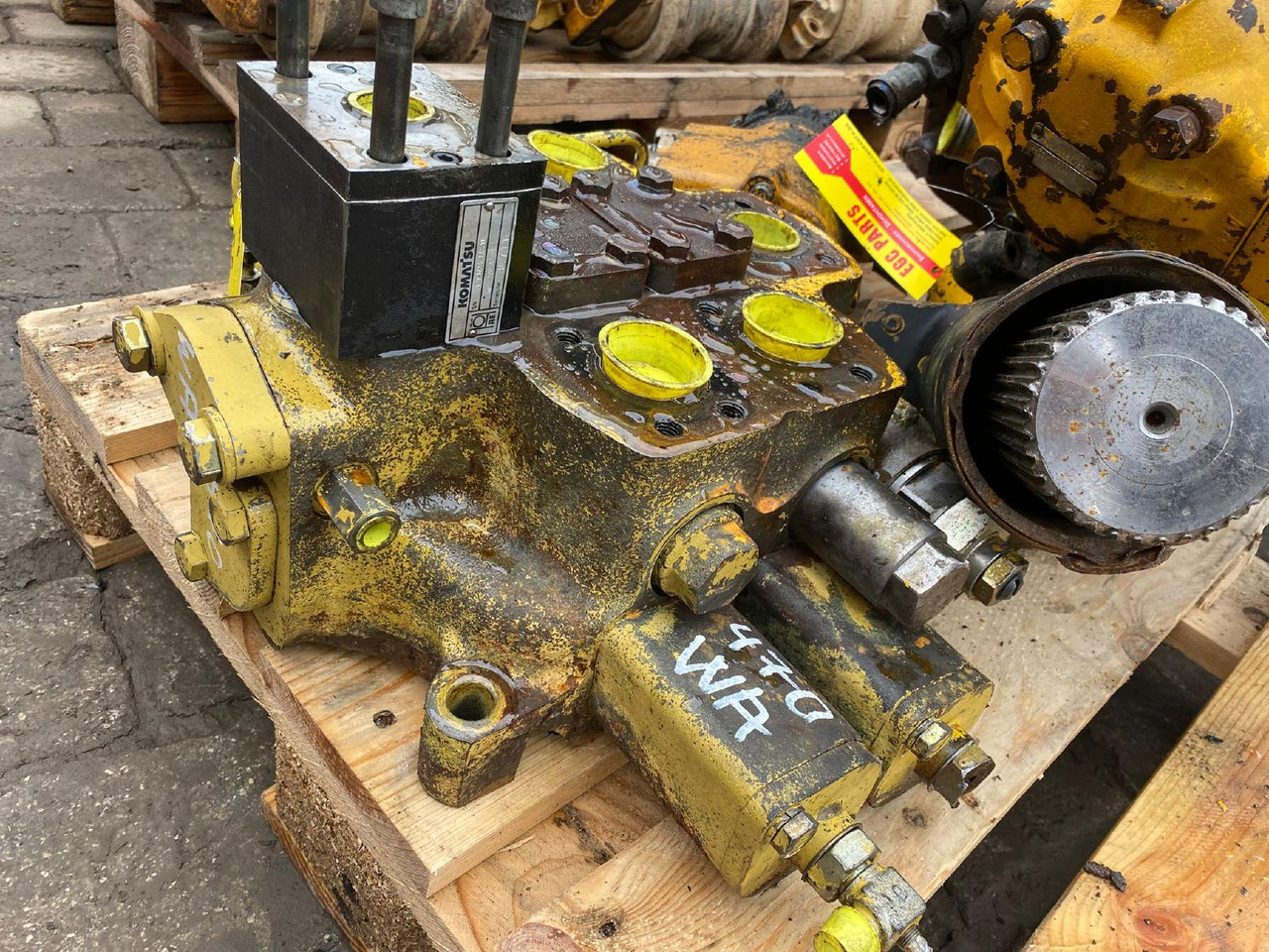 Komatsu WA 470-3 - صمام هيدروليكي - آلات البناء: صور 1 Komatsu WA 470-3 - صمام هيدروليكي - آلات البناء: صور 1