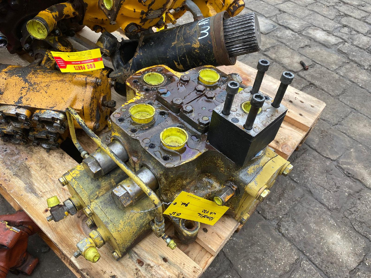 Komatsu WA 470-3 - صمام هيدروليكي - آلات البناء: صور 4 Komatsu WA 470-3 - صمام هيدروليكي - آلات البناء: صور 4