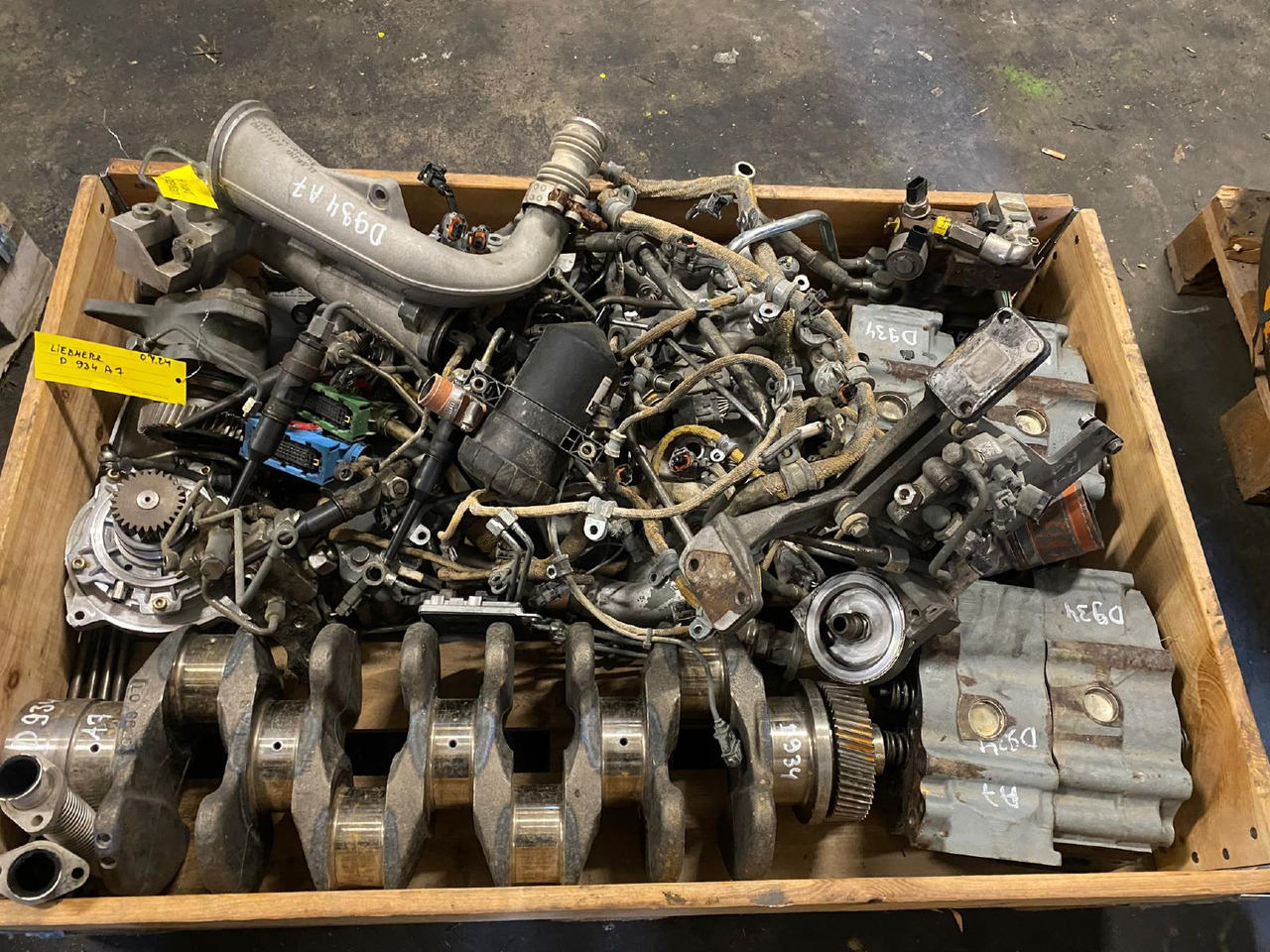 Liebherr D934S A7 - المحرك و قطع الغيار - آلات البناء: صور 1 Liebherr D934S A7 - المحرك و قطع الغيار - آلات البناء: صور 1