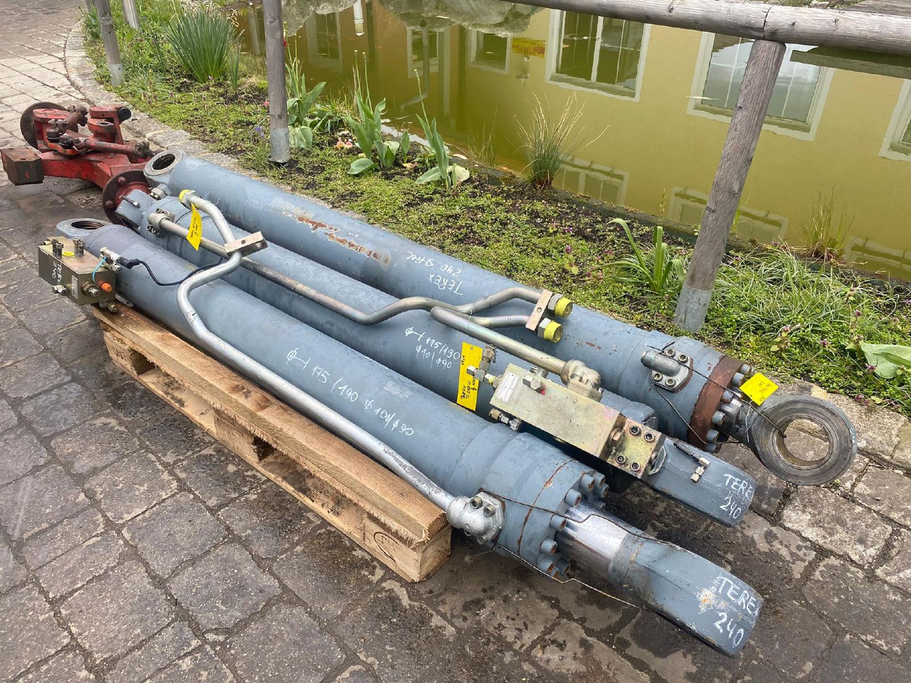 Terex TC 240LC - الاسطوانة الهيدروليكية - آلات البناء: صور 1 Terex TC 240LC - الاسطوانة الهيدروليكية - آلات البناء: صور 1