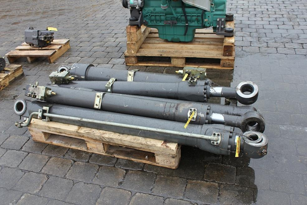 Volvo W 160 B - الاسطوانة الهيدروليكية - آلات البناء: صور 1 Volvo W 160 B - الاسطوانة الهيدروليكية - آلات البناء: صور 1