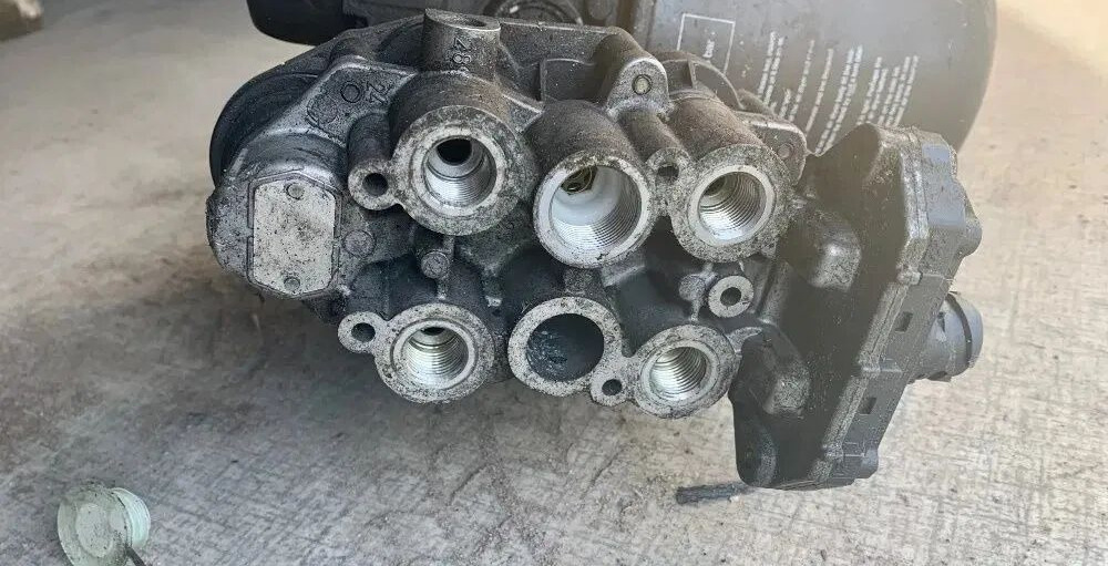 Zespół Przygotowania Powietrza IVECO Stralis LA8609 Knorr Bremse LA8609 - صمام الفرامل - شاحنة: صور 3 Zespół Przygotowania Powietrza IVECO Stralis LA8609 Knorr Bremse LA8609 - صمام الفرامل - شاحنة: صور 3