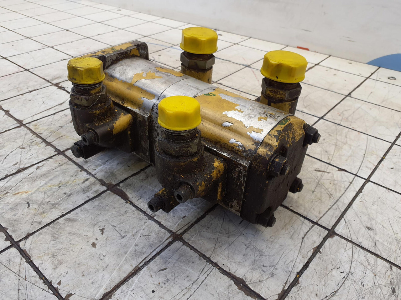 Grove AT 880 dual gear pump steering - مضخة هيدروليكية - موبايل كرين: صور 1 Grove AT 880 dual gear pump steering - مضخة هيدروليكية - موبايل كرين: صور 1