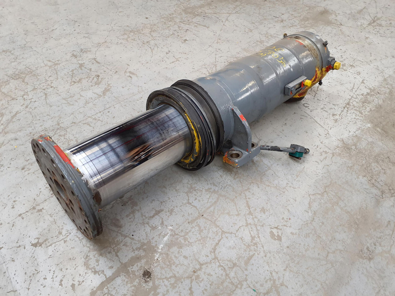 Grove GMK 3050 suspension cylinder - الاسطوانة الهيدروليكية - الرافعة: صور 2 Grove GMK 3050 suspension cylinder - الاسطوانة الهيدروليكية - الرافعة: صور 2