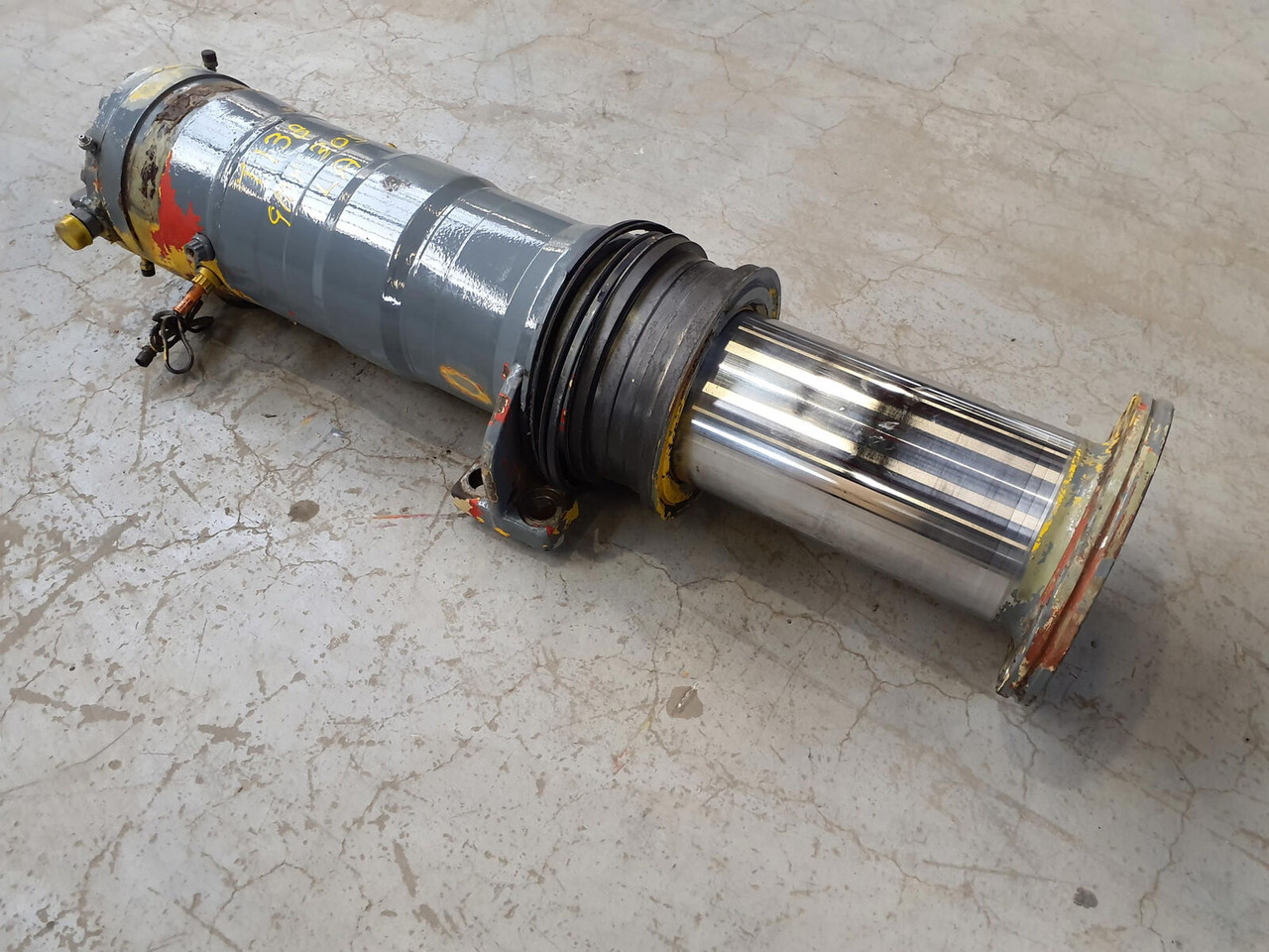 Grove GMK 3050 suspension cylinder - الاسطوانة الهيدروليكية - رافعة لجميع التضاريس: صور 3 Grove GMK 3050 suspension cylinder - الاسطوانة الهيدروليكية - رافعة لجميع التضاريس: صور 3