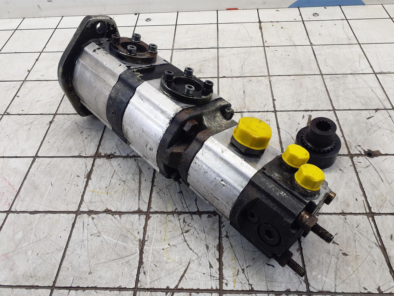 Grove GMK 3055 steering pump - مضخة هيدروليكية - موبايل كرين: صور 2 Grove GMK 3055 steering pump - مضخة هيدروليكية - موبايل كرين: صور 2