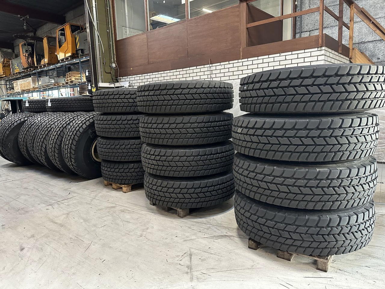 Liebherr Crane Tires/Rims for sale - الإطارات - موبايل كرين: صور 2 Liebherr Crane Tires/Rims for sale - الإطارات - موبايل كرين: صور 2
