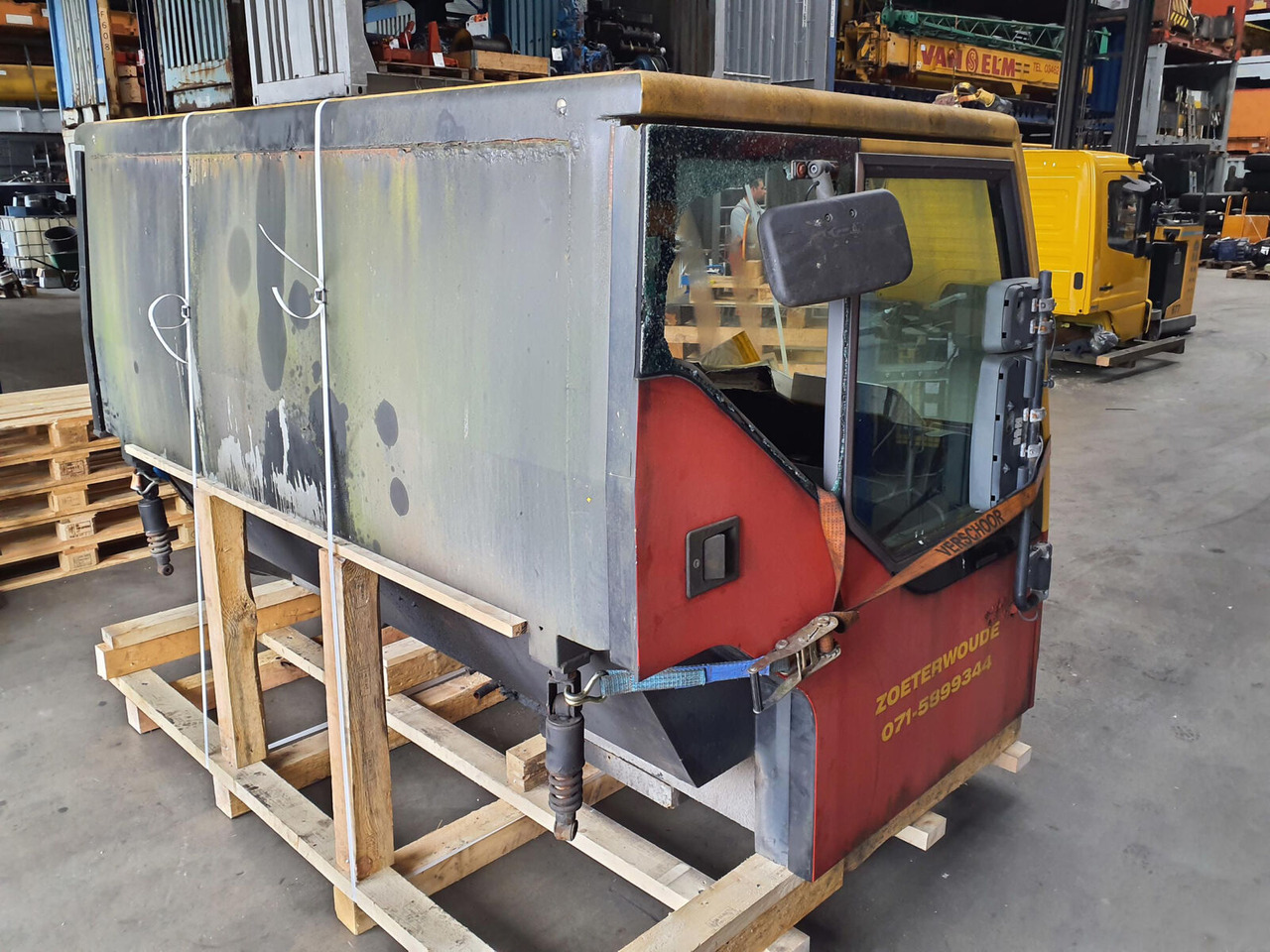 Liebherr LTM 1060-2 drivers cabin - الكبائن - الرافعة: صور 3 Liebherr LTM 1060-2 drivers cabin - الكبائن - الرافعة: صور 3