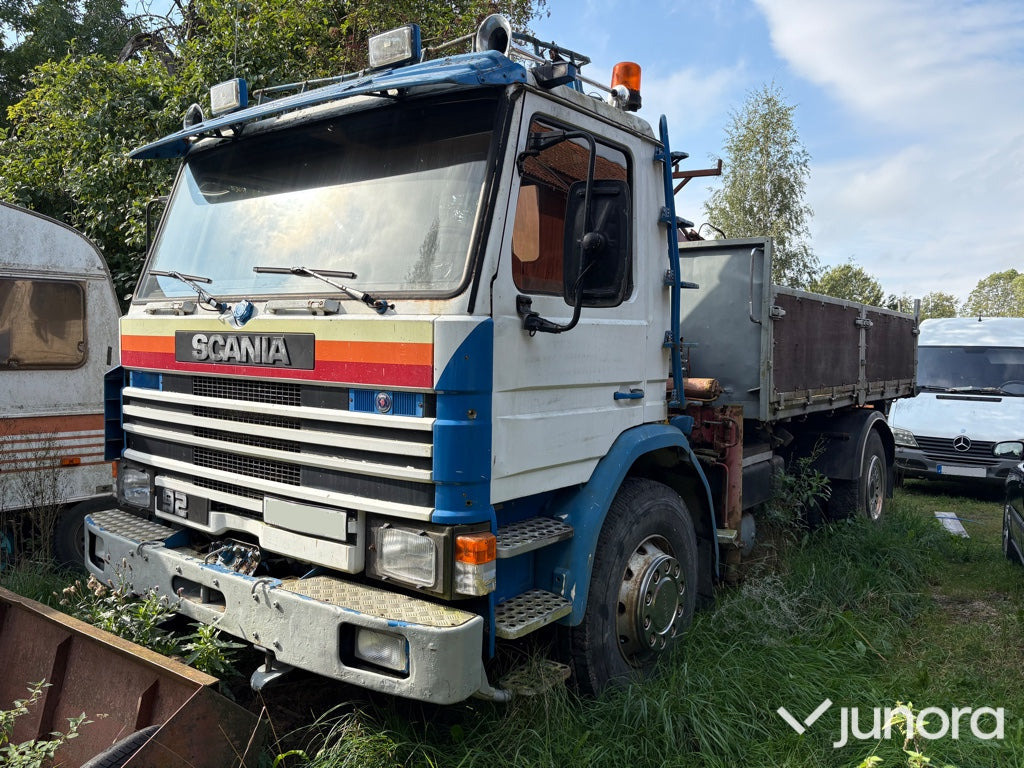 Lastbil Scania P92H 4X2 med lyftkran - شاحنات مسطحة, شاحنة كرين: صور 1 Lastbil Scania P92H 4X2 med lyftkran - شاحنات مسطحة, شاحنة كرين: صور 1