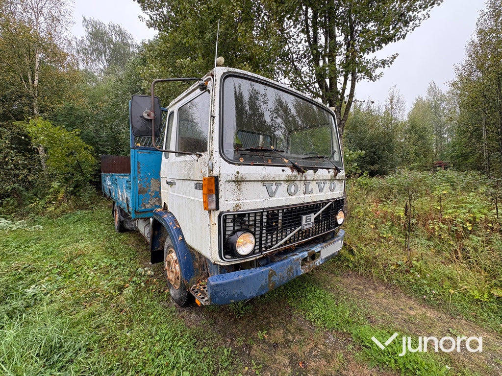 Volvo 609 4x2 med bakgavellyft - شاحنات مسطحة: صور 3 Volvo 609 4x2 med bakgavellyft - شاحنات مسطحة: صور 3