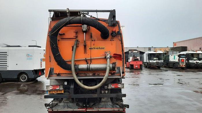 VOLVO M9 4x2R + Johnston Beam VX800 Road Cleaner - سياره كنس شوارع: صور 3 VOLVO M9 4x2R + Johnston Beam VX800 Road Cleaner - سياره كنس شوارع: صور 3