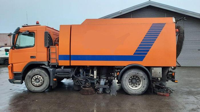 VOLVO M9 4x2R + Johnston Beam VX800 Road Cleaner - سياره كنس شوارع: صور 1 VOLVO M9 4x2R + Johnston Beam VX800 Road Cleaner - سياره كنس شوارع: صور 1