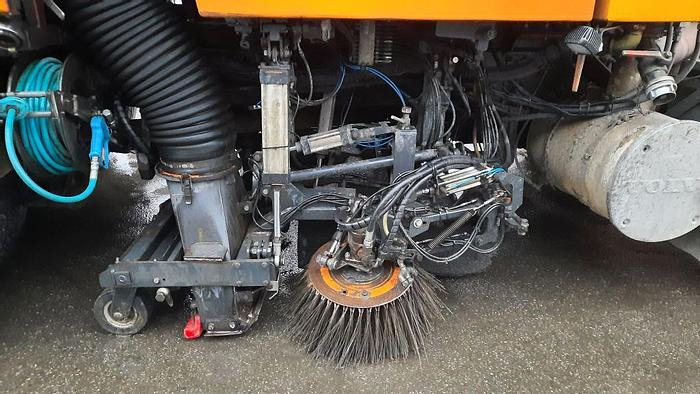 سياره كنس شوارع VOLVO M9 4x2R + Johnston Beam VX800 Road Cleaner: صور 11