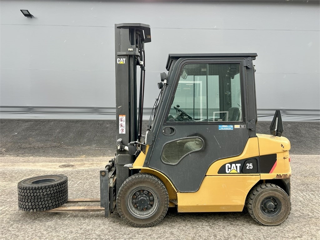 CAT DP 25 NT - رافعة شوكية ديزل: صور 1 CAT DP 25 NT - رافعة شوكية ديزل: صور 1