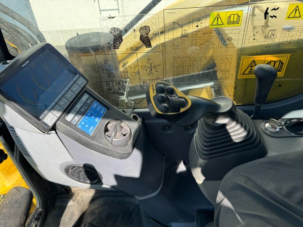 حفارة مصغرة Komatsu PC88MR-8 PYÖRITTÄJÄLLÄ: صور 11