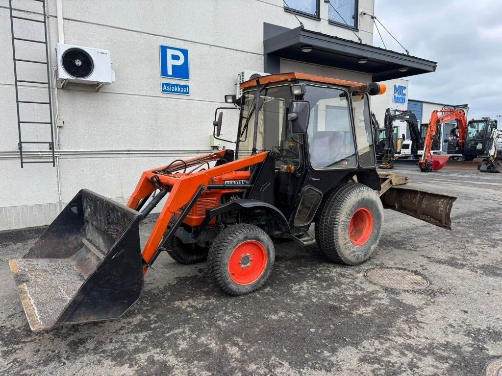 Kubota L245 DT ETUKUORMAAJALLA - جرار: صور 3 Kubota L245 DT ETUKUORMAAJALLA - جرار: صور 3
