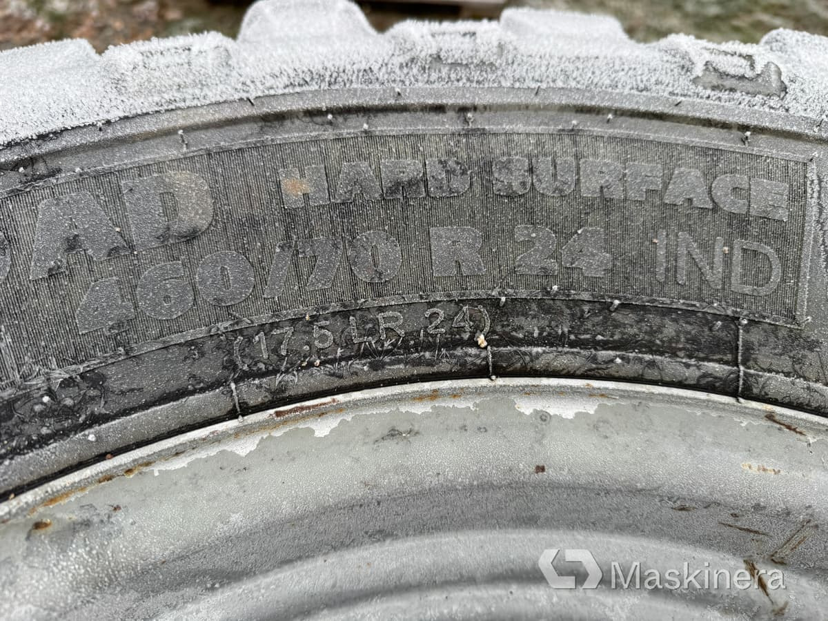 Entreprenaddäck på fälg med dubbar - عجلات - آلات البناء: صور 5 Entreprenaddäck på fälg med dubbar - عجلات - آلات البناء: صور 5