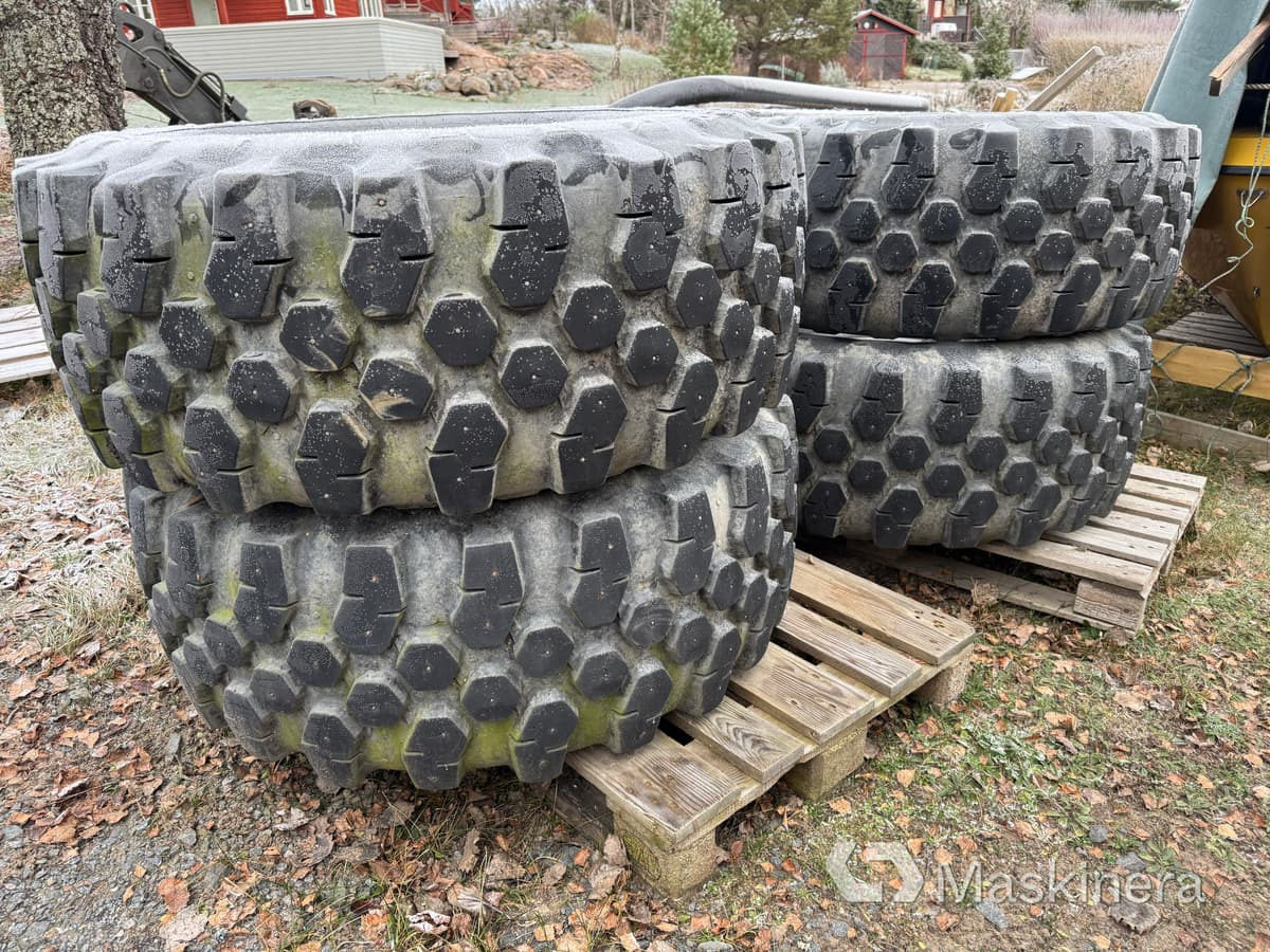 Entreprenaddäck på fälg med dubbar - عجلات - آلات البناء: صور 4 Entreprenaddäck på fälg med dubbar - عجلات - آلات البناء: صور 4