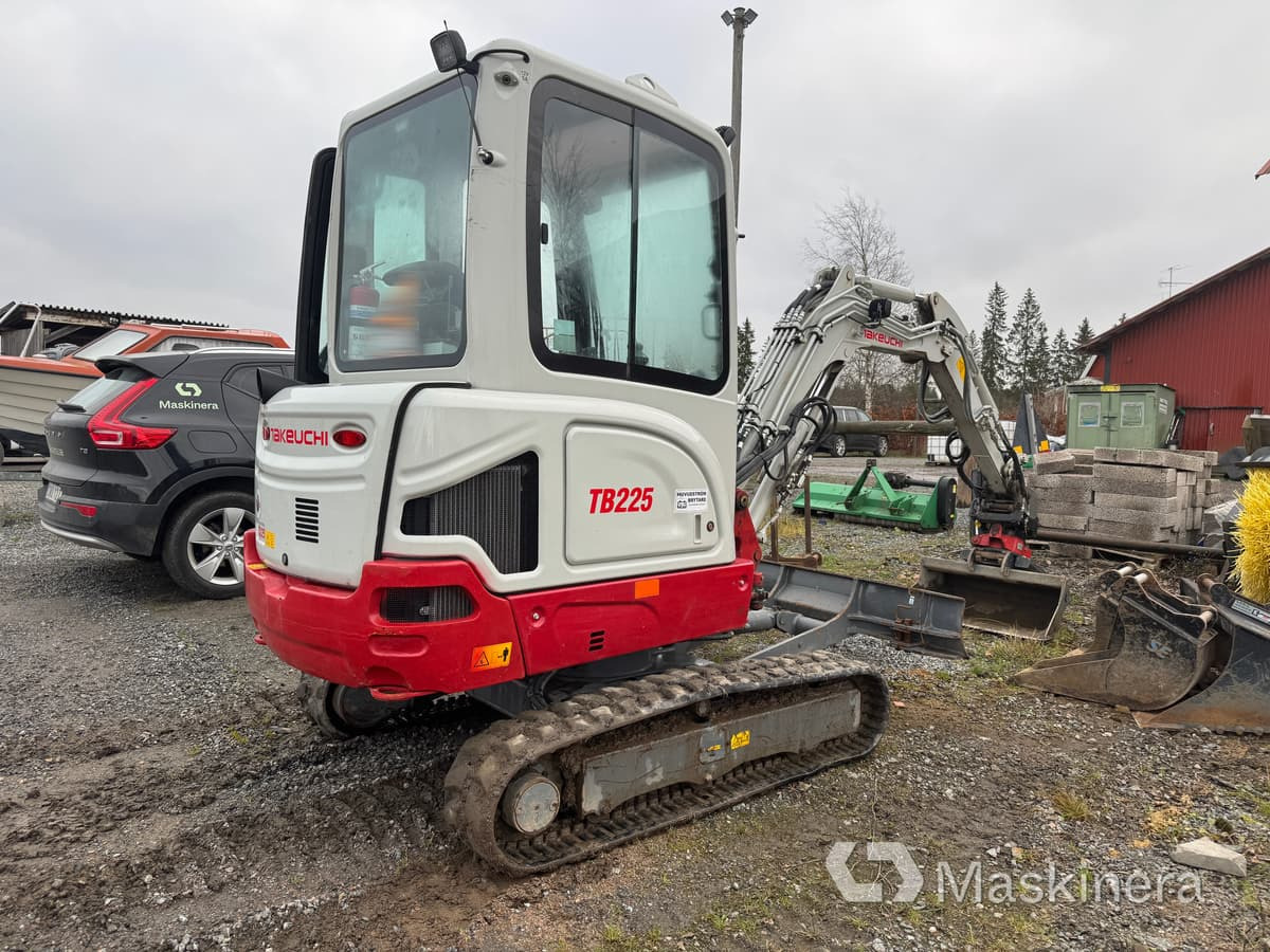 Grävmaskin Takeuchi TB225 - حفارات زحافة: صور 4 Grävmaskin Takeuchi TB225 - حفارات زحافة: صور 4