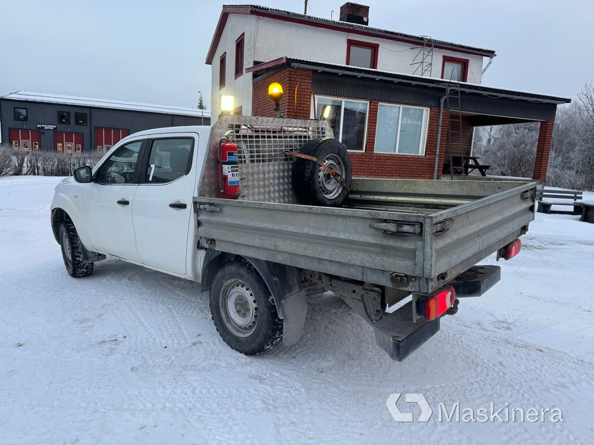 Pickup Nissan Navara med flak - فان المدمجة: صور 3 Pickup Nissan Navara med flak - فان المدمجة: صور 3