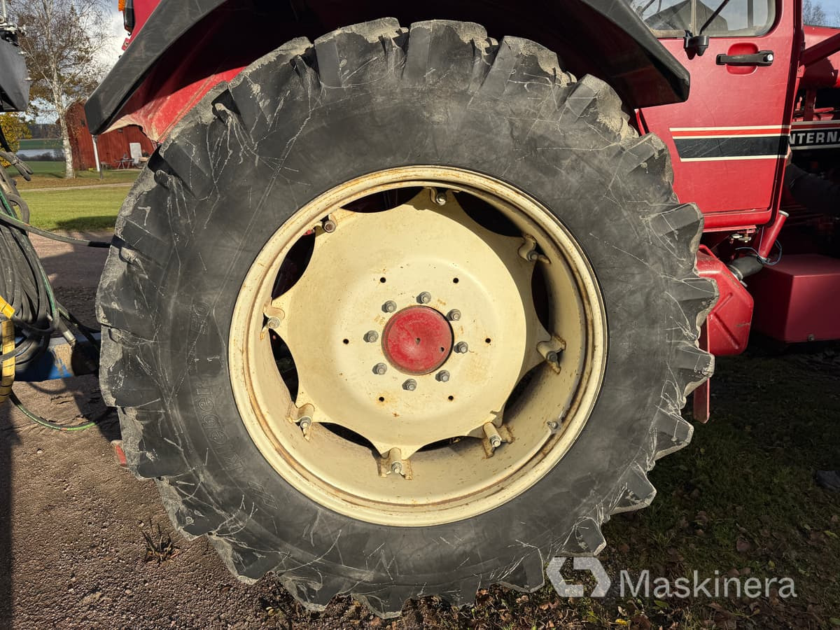 جرار Traktor International 956 AXL med skogsvagn och kran: صور 21 جرار Traktor International 956 AXL med skogsvagn och kran: صور 21