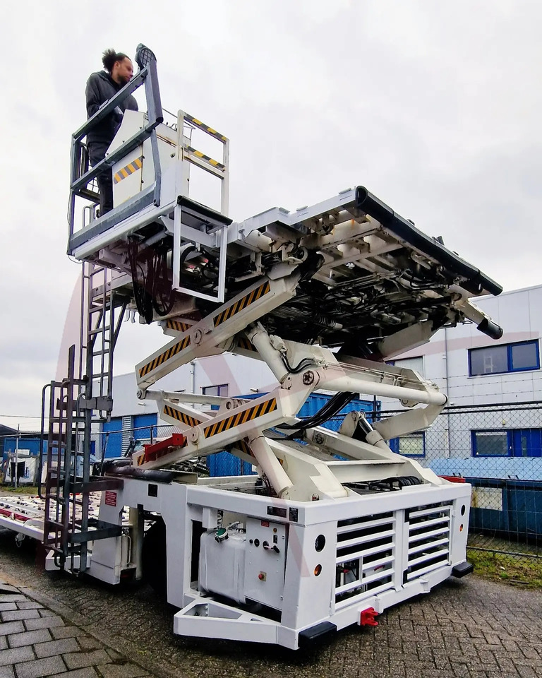 AIR MARREL LAM7000 DP/MDL8 - محملات الحاويات والمنصات النقالة: صور 4 AIR MARREL LAM7000 DP/MDL8 - محملات الحاويات والمنصات النقالة: صور 4
