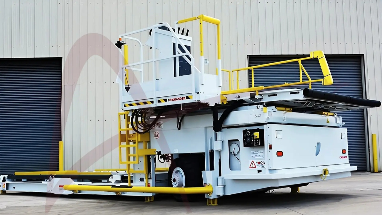 FMC COMMANDER 15U - محملات الحاويات والمنصات النقالة: صور 1 FMC COMMANDER 15U - محملات الحاويات والمنصات النقالة: صور 1