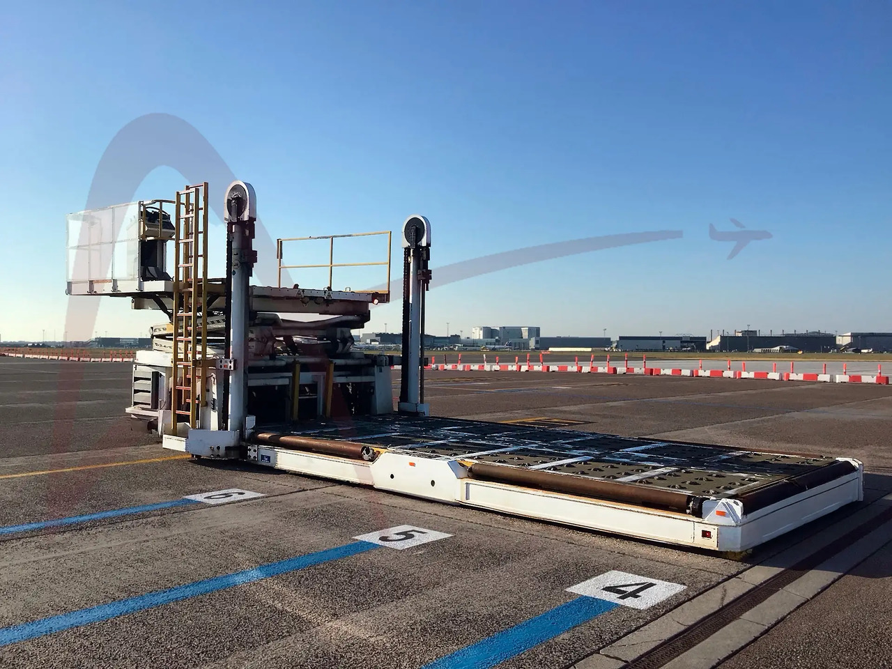 FMC COMMANDER 30H - محملات الحاويات والمنصات النقالة: صور 1 FMC COMMANDER 30H - محملات الحاويات والمنصات النقالة: صور 1