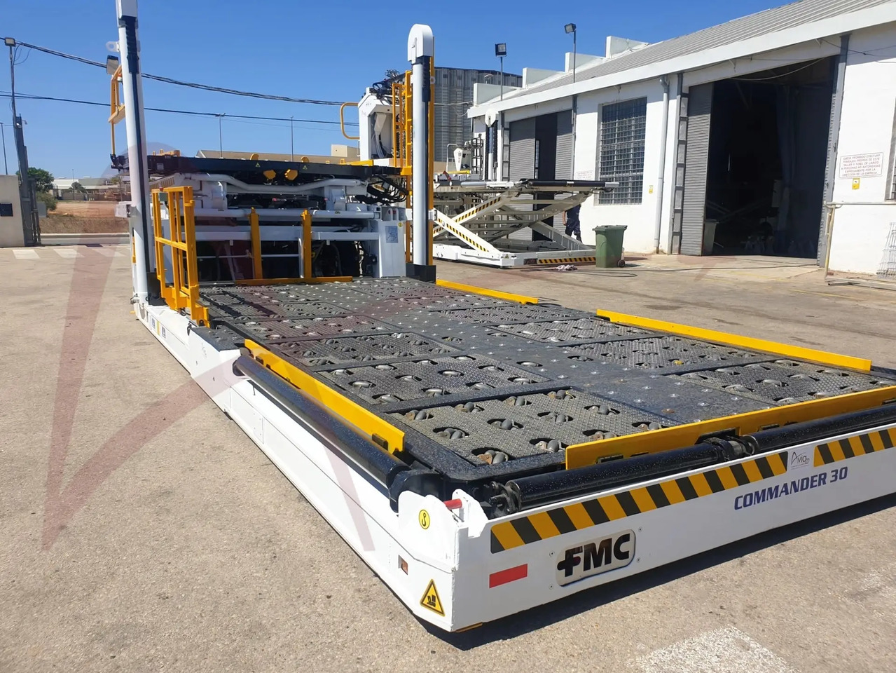 FMC COMMANDER 30 - محملات الحاويات والمنصات النقالة: صور 2 FMC COMMANDER 30 - محملات الحاويات والمنصات النقالة: صور 2