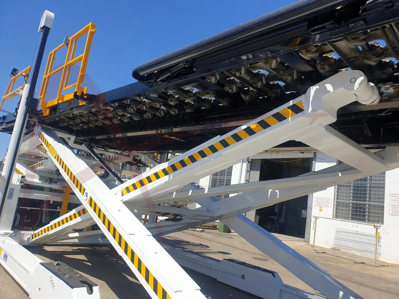 FMC COMMANDER 30 - محملات الحاويات والمنصات النقالة: صور 5 FMC COMMANDER 30 - محملات الحاويات والمنصات النقالة: صور 5