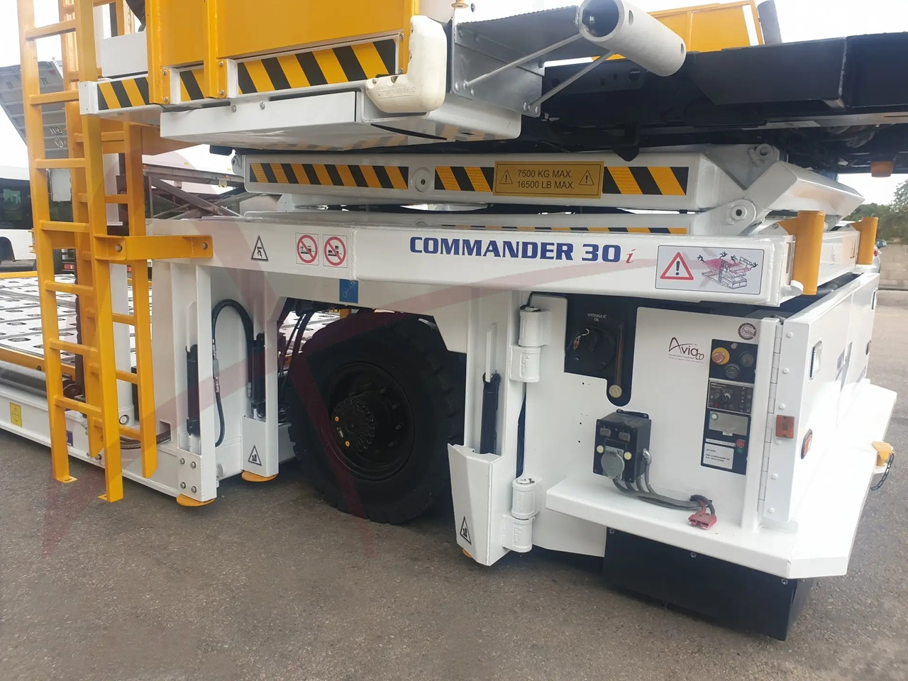 FMC COMMANDER 30i - محملات الحاويات والمنصات النقالة: صور 5 FMC COMMANDER 30i - محملات الحاويات والمنصات النقالة: صور 5
