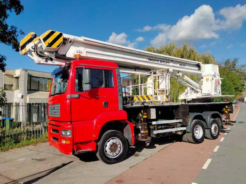 Bronto skylift 28-2T1 28 m hi lift hoogwerker MAN TGA 26. - مصاعد الازدهار محمولة على شاحنة: صور 1 Bronto skylift 28-2T1 28 m hi lift hoogwerker MAN TGA 26. - مصاعد الازدهار محمولة على شاحنة: صور 1