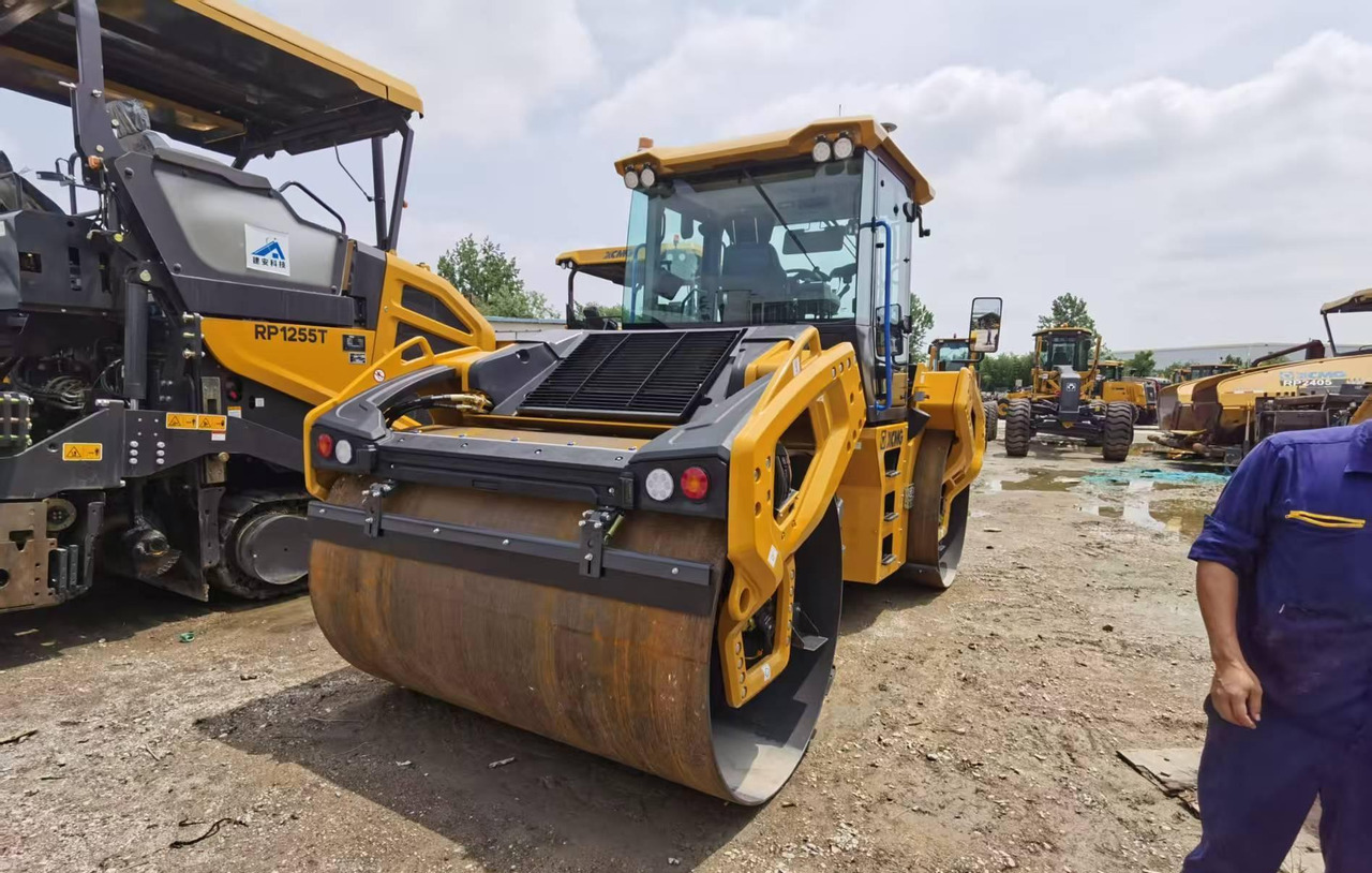 XCMG 13ton used small double drum steel road roller XD135TIV - مدحلة الأسفلت: صور 4 XCMG 13ton used small double drum steel road roller XD135TIV - مدحلة الأسفلت: صور 4