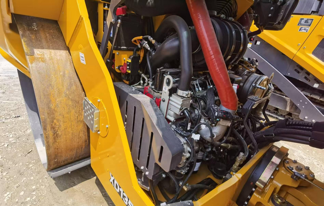 XCMG 13ton used small double drum steel road roller XD135TIV - مدحلة الأسفلت: صور 3 XCMG 13ton used small double drum steel road roller XD135TIV - مدحلة الأسفلت: صور 3