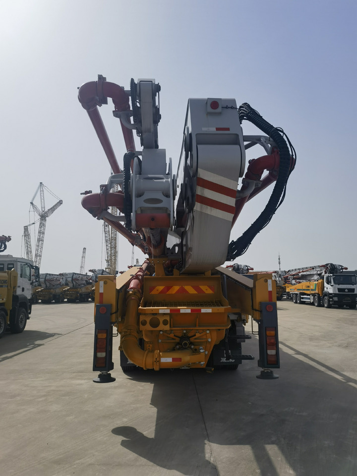 XCMG Official Second Hand 62m Concrete Boom Pump HB62V Truck Mounted Concrete Pump For Sale - مضخة خرسانة: صور 5 XCMG Official Second Hand 62m Concrete Boom Pump HB62V Truck Mounted Concrete Pump For Sale - مضخة خرسانة: صور 5
