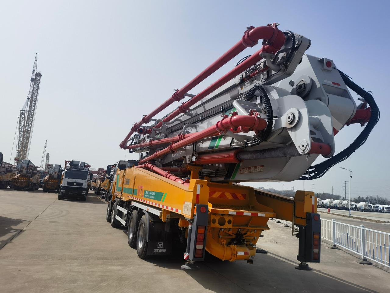 XCMG Official Second Hand 62m Concrete Boom Pump HB62V Truck Mounted Concrete Pump For Sale - مضخة خرسانة: صور 4 XCMG Official Second Hand 62m Concrete Boom Pump HB62V Truck Mounted Concrete Pump For Sale - مضخة خرسانة: صور 4