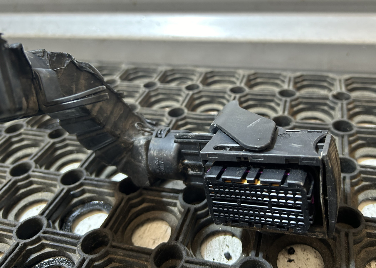 DAF XF 106 480 HARNESS INSTALLATION OF CATALYTIC CONVERTER - الكابلات / الأسلاك: صور 2 DAF XF 106 480 HARNESS INSTALLATION OF CATALYTIC CONVERTER - الكابلات / الأسلاك: صور 2