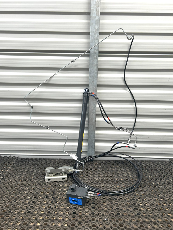 IVECO EUROCARGO 75E MLC CABIN LIFTING KIT - الاسطوانة الهيدروليكية: صور 1 IVECO EUROCARGO 75E MLC CABIN LIFTING KIT - الاسطوانة الهيدروليكية: صور 1