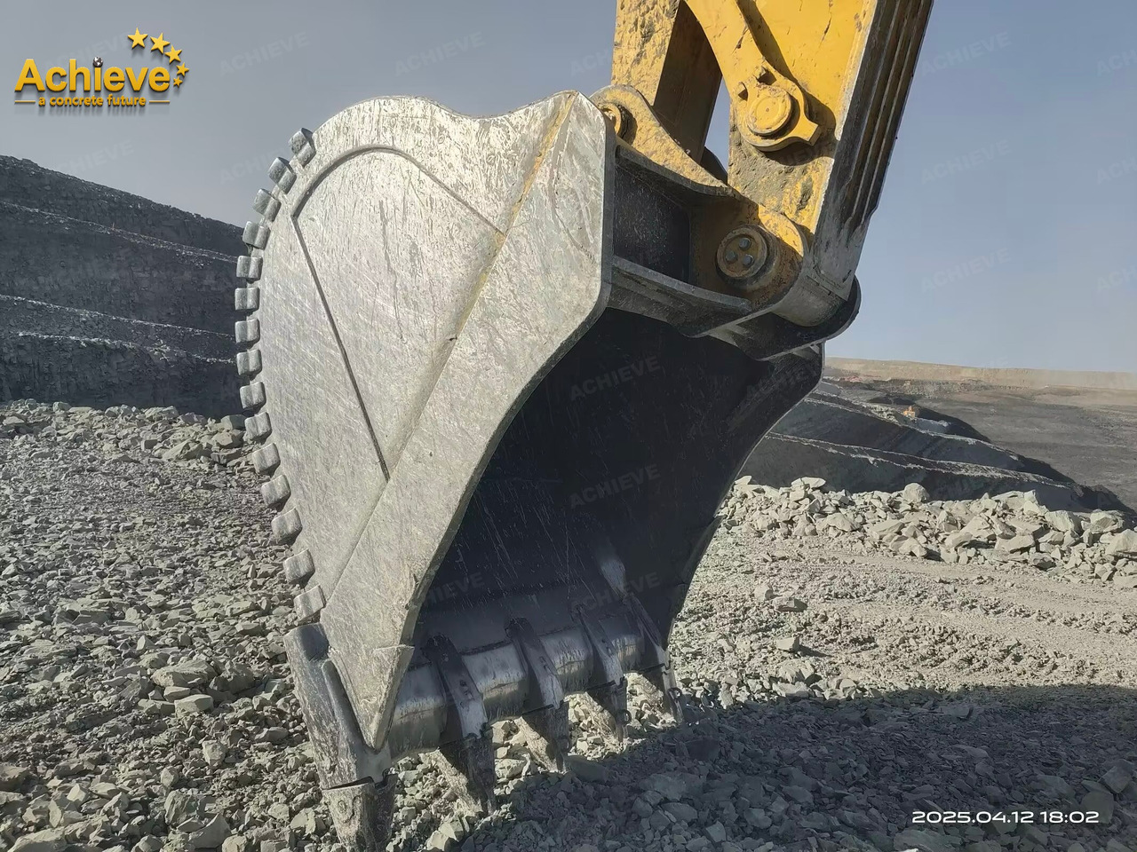 حفارات زحافة komatsu 【ACHIEVE】TOP CONDITION!!! PC1250-11R 2023 4500h Horsepower (HP) 758 HP @ 1,800 rpm Operating weight (lbs) 269,300 - 272,600 Bucket Capacity (yd3) 5.3-9.5: صور 5 حفارات زحافة komatsu 【ACHIEVE】TOP CONDITION!!! PC1250-11R 2023 4500h Horsepower (HP) 758 HP @ 1,800 rpm Operating weight (lbs) 269,300 - 272,600 Bucket Capacity (yd3) 5.3-9.5: صور 5